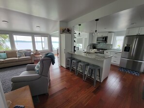 ثلاجة، ميكروويف، فرن، موقد طهي مسطح