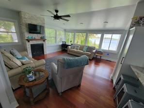 Smart TV, fireplace