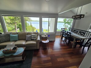 Smart TV, fireplace, books - Beautiful lakefront property on Barton Lake with Hot Tub! (Vicksburg)
