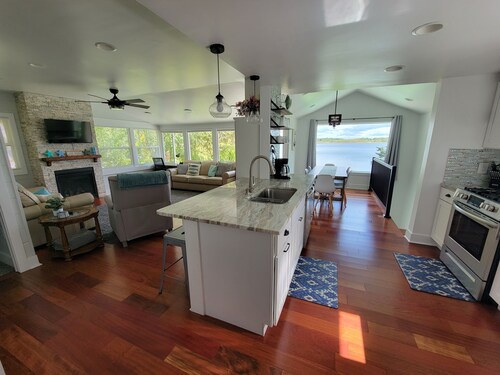 Beautiful lakefront property on Barton Lake with Hot Tub!