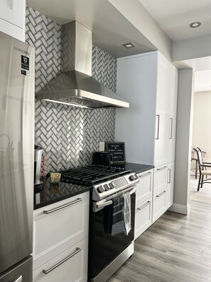 Oven, dishwasher, cookware/dishes/utensils, spices