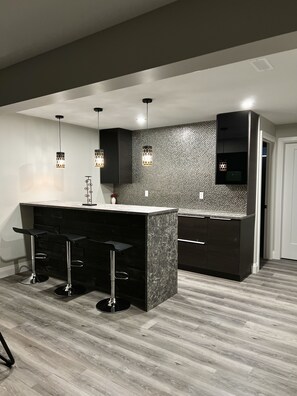 Oven, dishwasher, cookware/dishes/utensils, spices