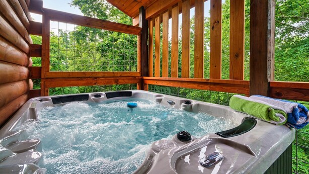 Ein Whirlpool mit Blick auf einen Wald.