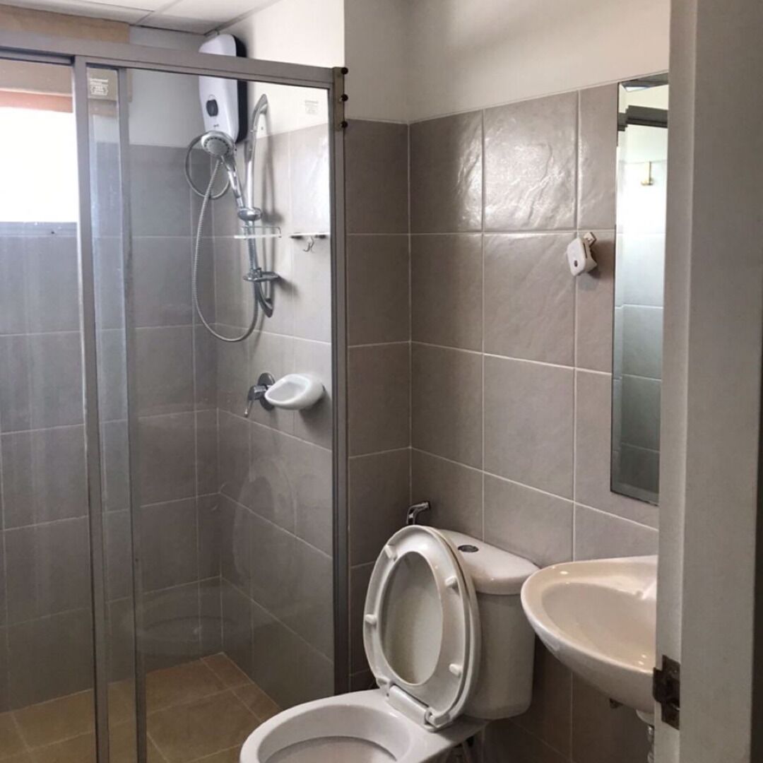 Un baño con ducha, inodoro y lavamanos.