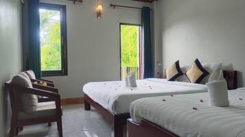 Ropa de cama de alta calidad y escritorio