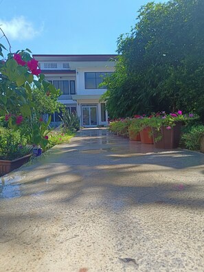 Vista frontal de la propiedad