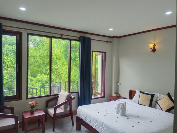 Premium bedding, desk, laptop workspace, free WiFi - Vang Vieng Champa Hotel (Vang Vieng)