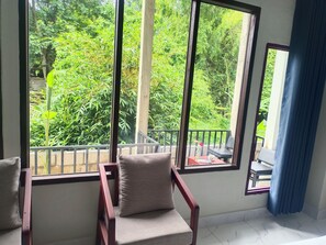 Habitación doble superior, 1 cama King size, para no fumadores, vista al jardín | Ropa de cama de alta calidad y escritorio 