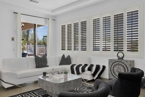 Smart TV, chimenea, videojuegos, futbolito