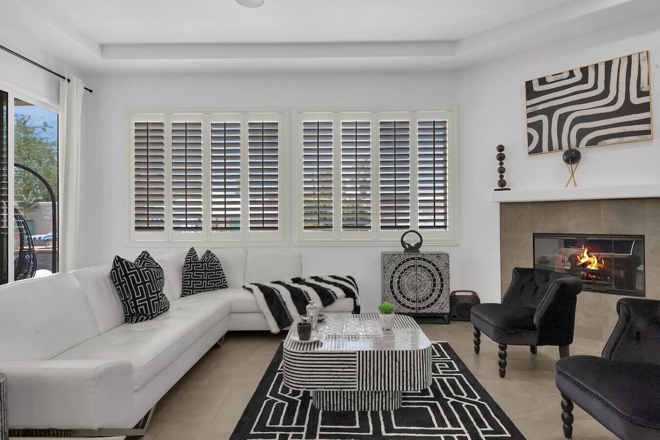 Smart-tv, eldstad, tv-spel och bordsfotboll