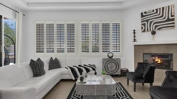 Smart-TV, Kamin, Videospiele, Tischfußball