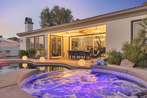 Una piscina al aire libre, una piscina climatizada