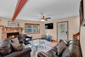 Smart TV, fireplace, stereo - roomy CHALET-3 mts WALK2LAKE w/LINENS/FIREPIT/HOTTUB/GAMES/BB&JACK FROST Ski mts (Lake Harmony)