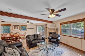 Smart TV, fireplace, stereo