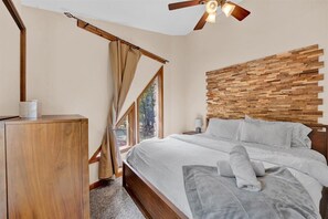6 bedrooms, free WiFi, bed sheets - roomy CHALET-3 mts WALK2LAKE w/LINENS/FIREPIT/HOTTUB/GAMES/BB&JACK FROST Ski mts (Lake Harmony)