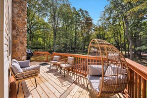 Terrace/patio - roomy CHALET-3 mts WALK2LAKE w/LINENS/FIREPIT/HOTTUB/GAMES/BB&JACK FROST Ski mts (Lake Harmony)