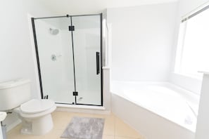 Shower, hair dryer, towels, soap - Private Lake Luxury Getaway (Davenport)