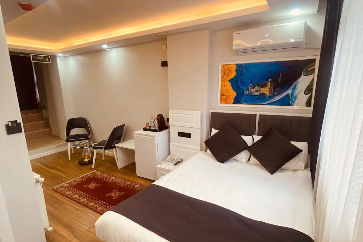 Superior Queen Room - with Balcony | Minibar, individually decorated, individually furnished, desk