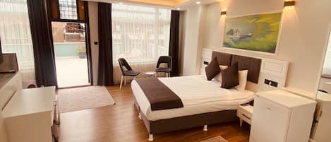Triple Room - Balcony and Partial Seaview | Minibar, con stile personalizzato, con arredamento individuale