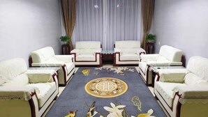 A conference room with four white sofas arranged around a central table, a patterned carpet, and two curtains. - Sanqingshan Huake Villa (East Jinsha Cableway Branch) (Yushan)
