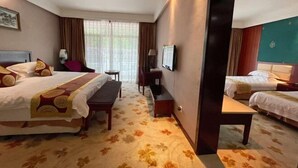 A hotel room with two beds, a desk, a chair, a TV, and a window with curtains. - Sanqingshan Huake Villa (East Jinsha Cableway Branch) (Yushan)
