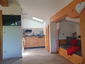 Interior - Non-smoking vacation apartment, 65 m², separate bedroom, living room with open kitchen, 2 WCs, balcony (Schönau am Königssee)