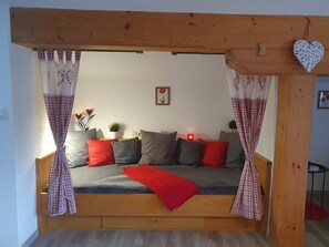 Interior - Non-smoking vacation apartment, 65 m², separate bedroom, living room with open kitchen, 2 WCs, balcony (Schönau am Königssee)