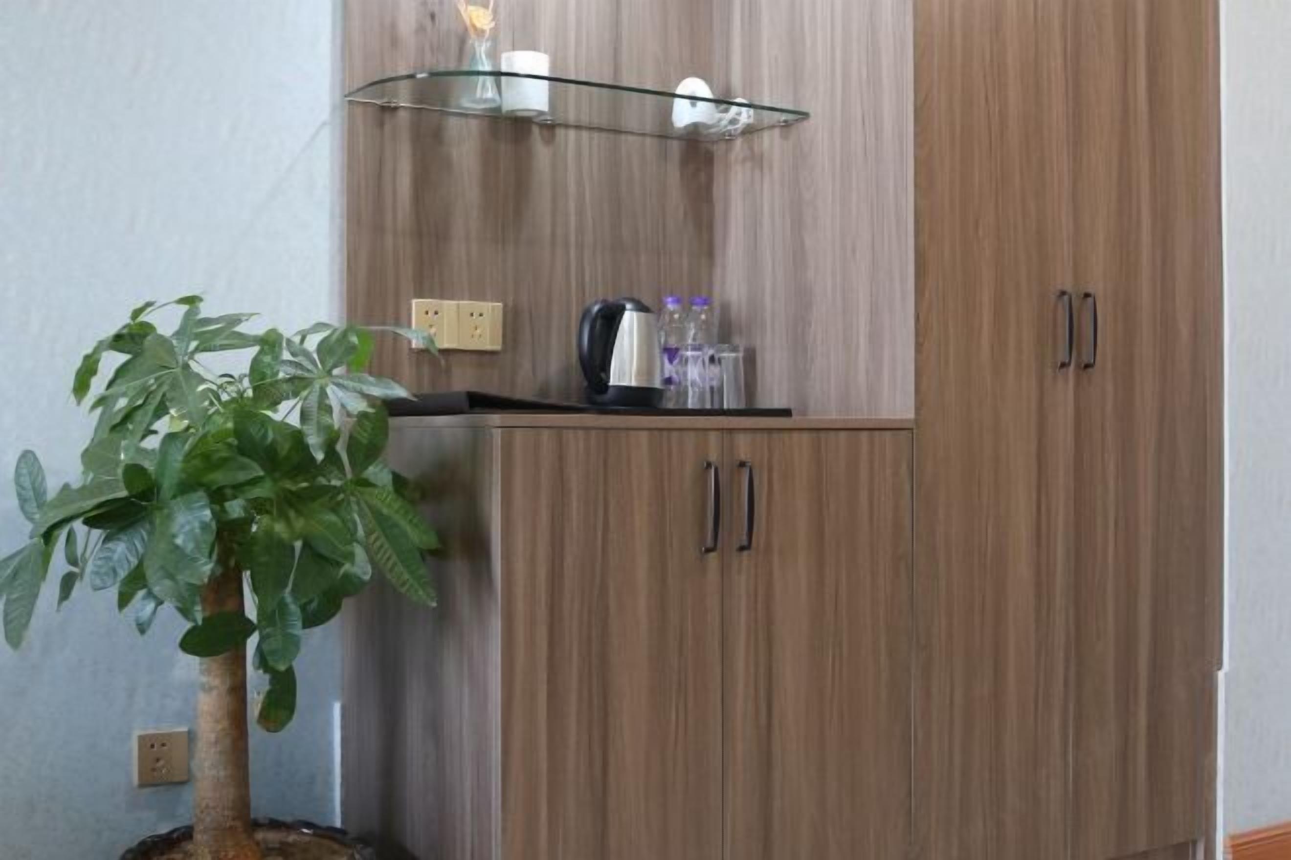 Un mueble de madera con dos puertas y un estante superior.