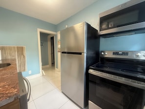 Geladeira, micro-ondas, fogão, cooktop