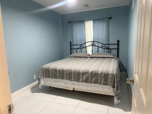 2 bedrooms, desk, iron/ironing board, WiFi - Cute  Paradise 2 (Tampa)