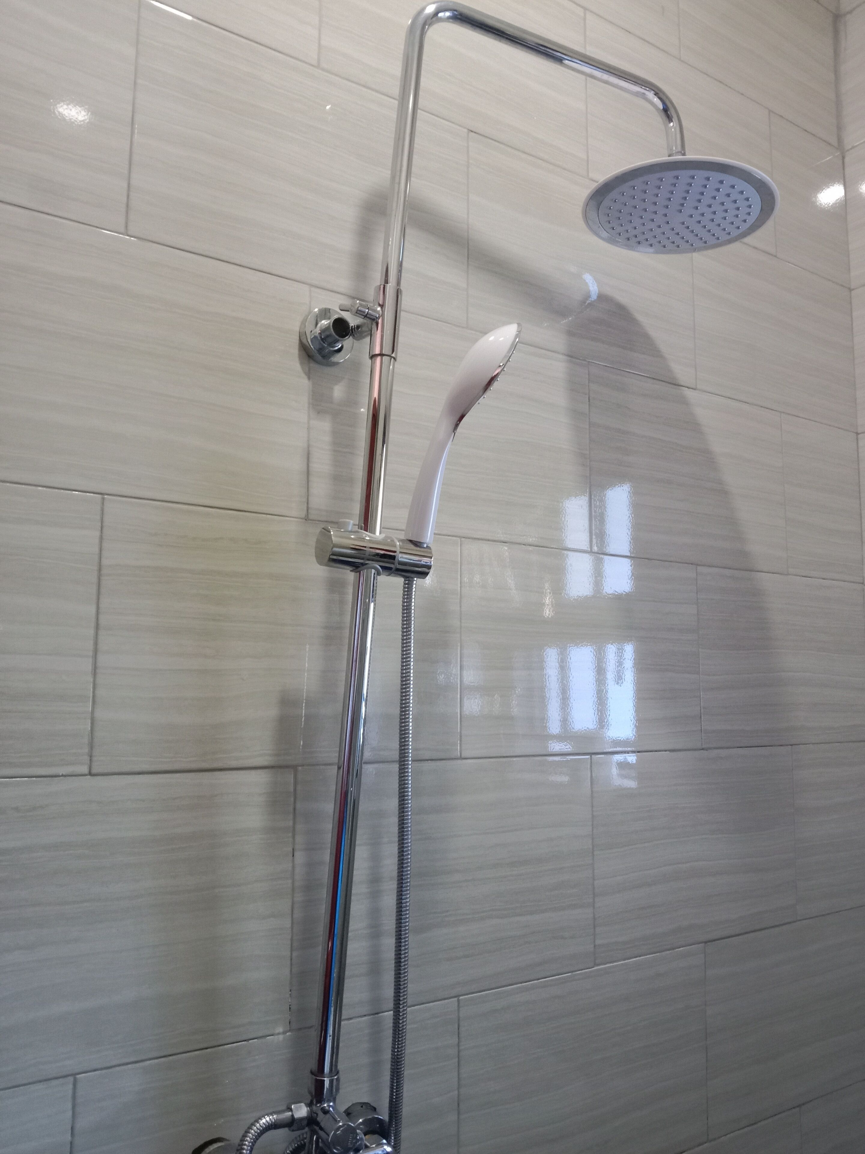 Douche, sèche-cheveux, serviettes fournies
