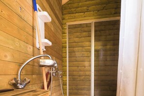 Baignoire, séchoir à cheveux, serviettes fournies