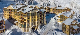 Family sized cozy ski-in/ski-out retreat w/ hot tub and stunning mountain views