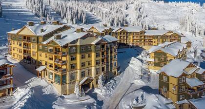 Family sized cozy ski-in/ski-out retreat w/ hot tub and stunning mountain views