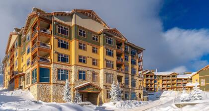 Family sized cozy ski-in/ski-out retreat w/ hot tub and stunning mountain views