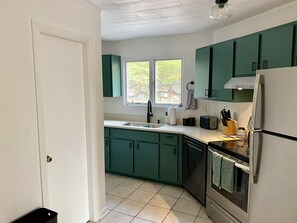 Fridge, microwave, oven, stovetop - Mid Century Charm, a walk away from Loon Mountain (Lincoln)