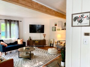 TV connectée, cheminée, livres, chaîne hi-fi