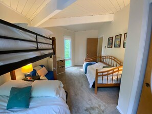 3 bedrooms, desk, iron/ironing board, WiFi - Mid Century Charm, a walk away from Loon Mountain (Lincoln)