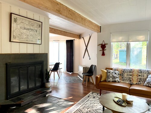 Mid Century Charm, a walk away from Loon Mountain