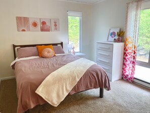 3 bedrooms, desk, iron/ironing board, WiFi - Mid Century Charm, a walk away from Loon Mountain (Lincoln)