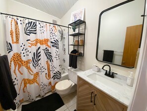 Hair dryer, towels, soap, shampoo - Mid Century Charm, a walk away from Loon Mountain (Lincoln)
