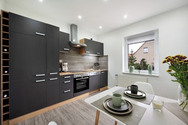 Kühlschrank, Mikrowelle, Ofen, Herdplatte