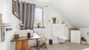 Badewanne, Haartrockner, Handtücher