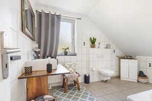 Ein modernes Badezimmer mit Dusche, Toilette und Waschbecken.
