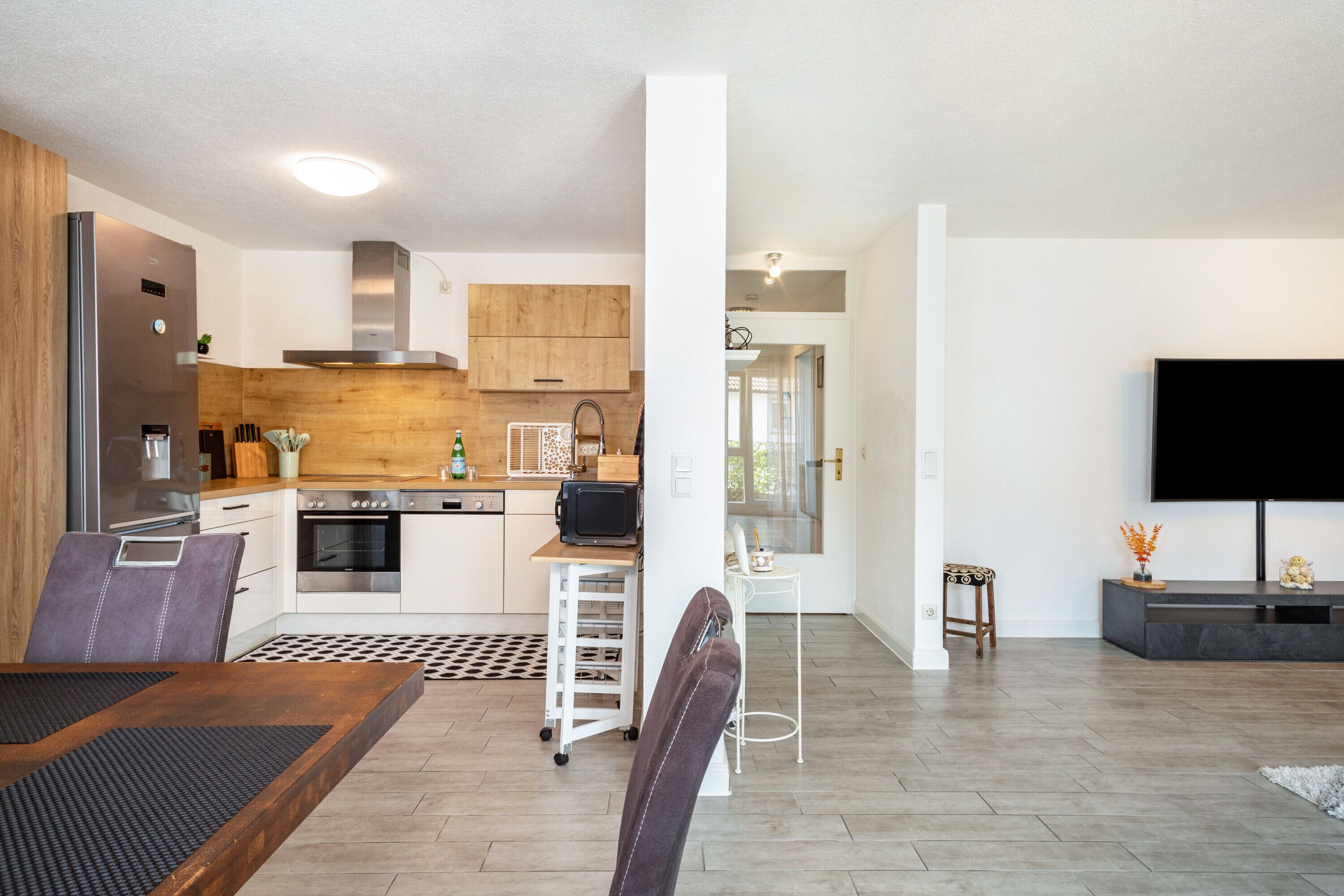 Frigorífico, microondas, horno y placa de cocina