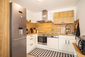 Kühlschrank, Mikrowelle, Ofen, Herdplatte