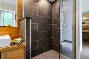 Dusche, Haartrockner, Handtücher
