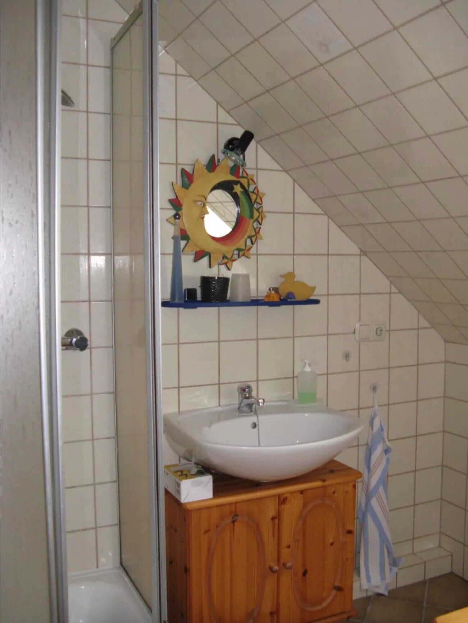 Badewanne, Haartrockner, Handtücher