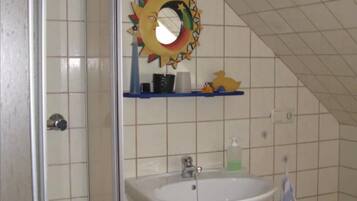 Badewanne, Haartrockner, Handtücher