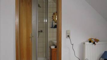 3 bedrooms, bed sheets